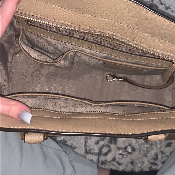 Michael Kors purse with shoulder strap - Picture 3 of 6